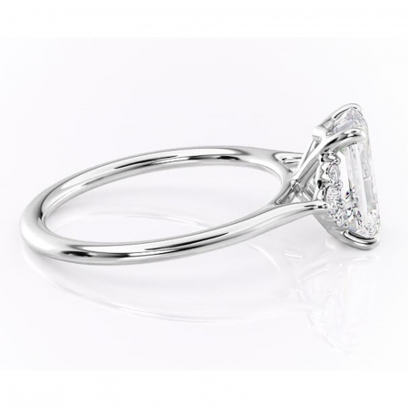 Inel de logodnă Rowena din aur Alb 14kt cu moissanite tăietură smarald – Montură cu trei pietre rafinată pentru profil înalt | Personalizează și configurează gratuit online [1]