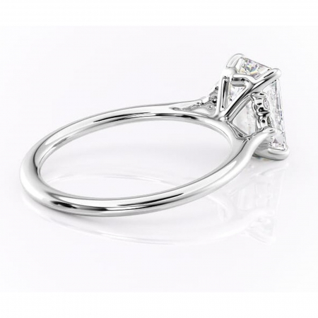 Inel de logodnă Rowena din aur Alb 14kt cu moissanite tăietură smarald – Montură cu trei pietre rafinată pentru profil înalt | Personalizează și configurează gratuit online [2]