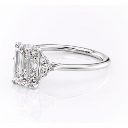 Inel de logodnă Rowena din aur Alb 14kt cu moissanite tăietură smarald – Montură cu trei pietre rafinată pentru profil înalt | Personalizează și configurează gratuit online [6]