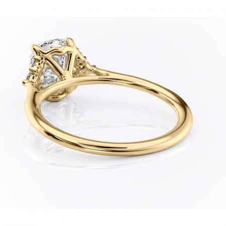 Inel de logodnă Rowena din aur Galben 14kt cu moissanite tăietură pernă – Montură cu trei pietre rafinată pentru profil înalt | Personalizează și configurează gratuit online [3]
