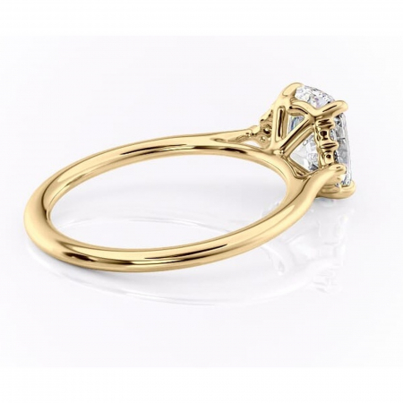 Inel de logodnă Rowena din aur Galben 14kt cu moissanite tăietură pernă – Montură cu trei pietre rafinată pentru profil înalt | Personalizează și configurează gratuit online [2]