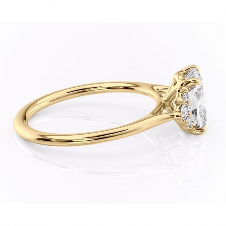 Inel de logodnă Rowena din aur Galben 14kt cu moissanite tăietură pernă – Montură cu trei pietre rafinată pentru profil înalt | Personalizează și configurează gratuit online [1]