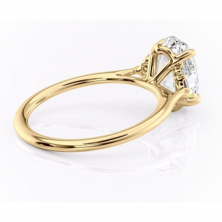 Inel de logodnă Rowena din aur Galben 18kt cu moissanite tăietură ovală – Montură cu trei pietre rafinată pentru profil înalt | Personalizează și configurează gratuit online [2]