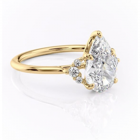 Aur galben - Inel de logodnă Rowena din aur Galben 18kt cu moissanite tăietură pară – Montură cu trei pietre rafinată pentru profil înalt | Personalizează și configurează gratuit online