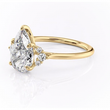 Inel de logodnă Rowena din aur Galben 14kt cu moissanite tăietură pară – Montură cu trei pietre rafinată pentru profil înalt | Personalizează și configurează gratuit online [6]