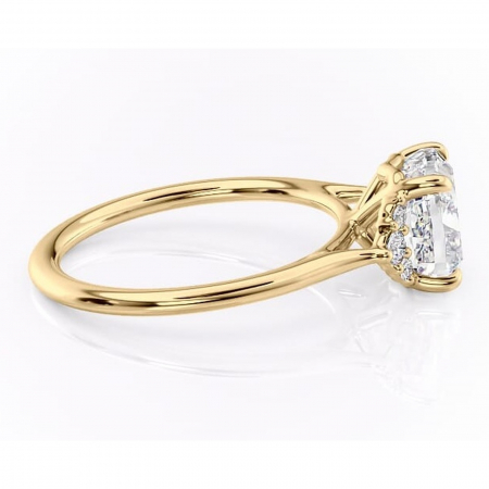 Inel de logodnă Rowena din aur Galben 18kt cu moissanite tăietură pernă – Montură cu trei pietre rafinată pentru profil înalt | Personalizează și configurează gratuit online [1]