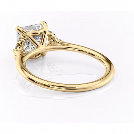 Inel de logodnă Rowena din aur Galben 14kt cu moissanite tăietură princess – Montură cu trei pietre rafinată pentru profil înalt | Personalizează și configurează gratuit online [3]