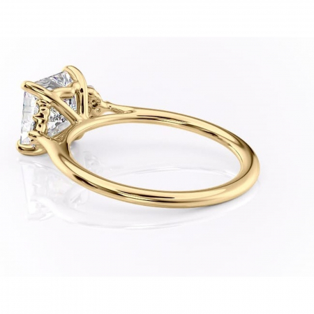 Inel de logodnă Rowena din aur Galben 14kt cu moissanite tăietură princess – Montură cu trei pietre rafinată pentru profil înalt | Personalizează și configurează gratuit online [4]