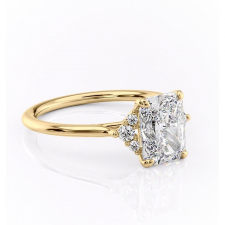 Aur galben - Inel de logodnă Rowena din aur Galben 18kt cu moissanite tăietură radiantă – Montură cu trei pietre rafinată pentru profil înalt | Personalizează și configurează gratuit online