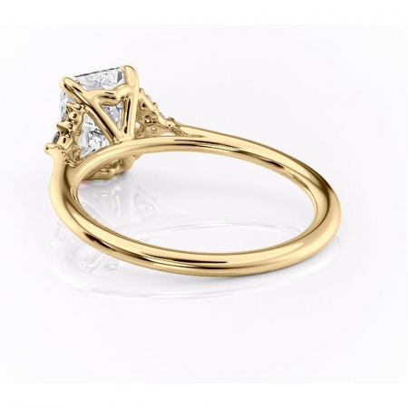 Inel de logodnă Rowena din aur Galben 18kt cu moissanite tăietură radiantă – Montură cu trei pietre rafinată pentru profil înalt | Personalizează și configurează gratuit online [3]