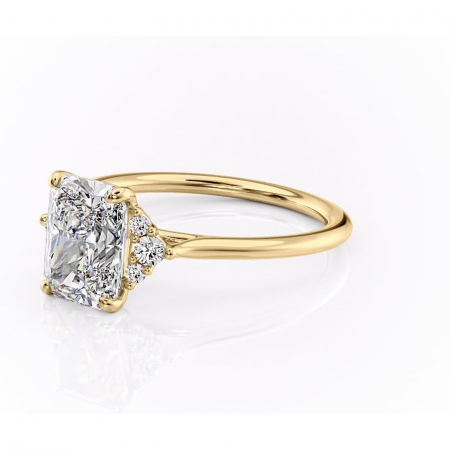 Inel de logodnă Rowena din aur Galben 18kt cu moissanite tăietură radiantă – Montură cu trei pietre rafinată pentru profil înalt | Personalizează și configurează gratuit online [6]