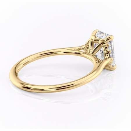 Inel de logodnă Rowena din aur Galben 18kt cu moissanite tăietură radiantă – Montură cu trei pietre rafinată pentru profil înalt | Personalizează și configurează gratuit online [2]