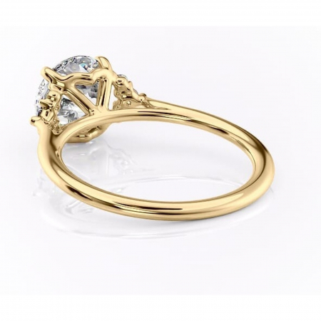 Inel de logodnă Rowena din aur Galben 14kt cu moissanite tăietură rotundă – Montură cu trei pietre rafinată pentru profil înalt | Personalizează și configurează gratuit online [3]