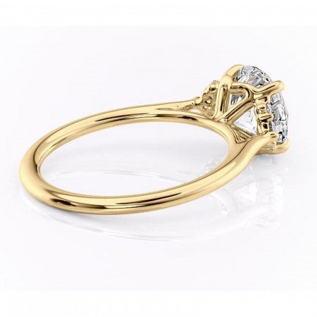 Inel de logodnă Rowena din aur Galben 14kt cu moissanite tăietură rotundă – Montură cu trei pietre rafinată pentru profil înalt | Personalizează și configurează gratuit online [2]