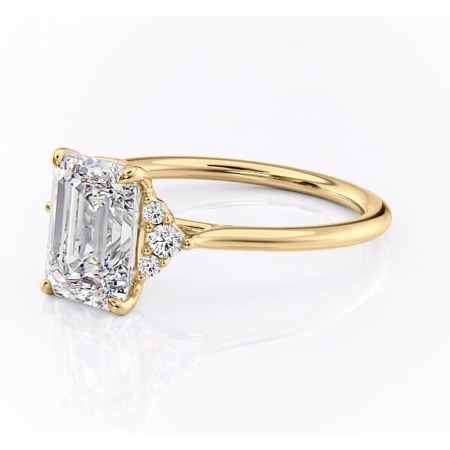Inel de logodnă Rowena din aur Galben 18kt cu moissanite tăietură smarald – Montură cu trei pietre rafinată pentru profil înalt | Personalizează și configurează gratuit online [6]