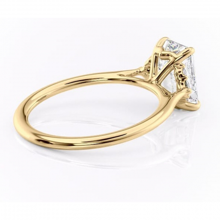 Inel de logodnă Rowena din aur Galben 18kt cu moissanite tăietură smarald – Montură cu trei pietre rafinată pentru profil înalt | Personalizează și configurează gratuit online [2]