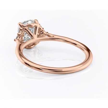 Inel de logodnă Rowena din aur Rose 14kt cu moissanite tăietură pernă – Montură cu trei pietre rafinată pentru profil înalt | Personalizează și configurează gratuit online [3]