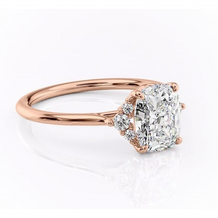 Pernă alungită - Inel de logodnă Rowena din aur Rose 14kt cu moissanite tăietură pernă – Montură cu trei pietre rafinată pentru profil înalt | Personalizează și configurează gratuit online