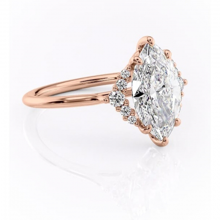 Marquise - Inel de logodnă Rowena din aur Rose 18kt cu moissanite tăietură marquise – Montură cu trei pietre rafinată pentru profil înalt | Personalizează și configurează gratuit online