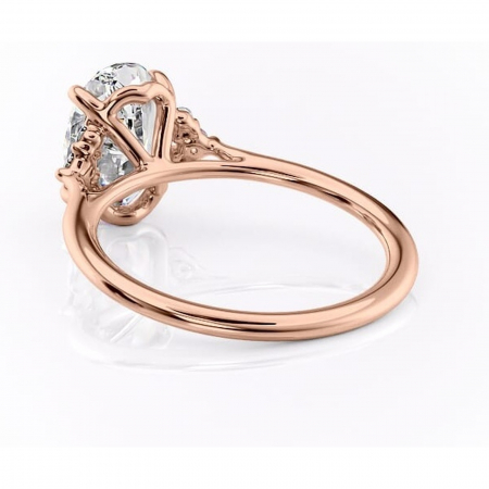 Inel de logodnă Rowena din aur Rose 14kt cu moissanite tăietură ovală – Montură cu trei pietre rafinată pentru profil înalt | Personalizează și configurează gratuit online [3]