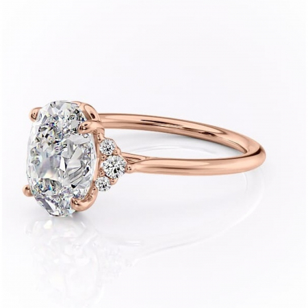 Inel de logodnă Rowena din aur Rose 14kt cu moissanite tăietură ovală – Montură cu trei pietre rafinată pentru profil înalt | Personalizează și configurează gratuit online [6]