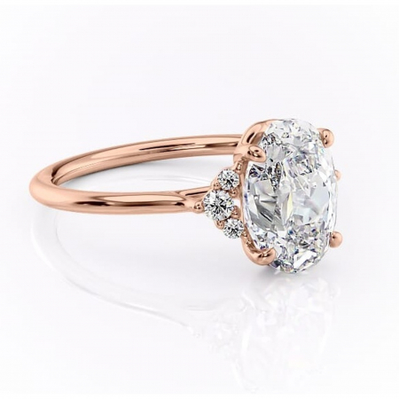 Ovală - Inel de logodnă Rowena din aur Rose 18kt cu moissanite tăietură ovală – Montură cu trei pietre rafinată pentru profil înalt | Personalizează și configurează gratuit online