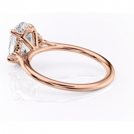 Inel de logodnă Rowena din aur Rose 14kt cu moissanite tăietură ovală – Montură cu trei pietre rafinată pentru profil înalt | Personalizează și configurează gratuit online [4]