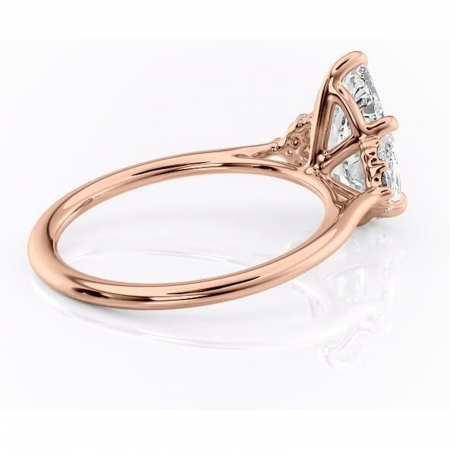 Inel de logodnă Rowena din aur Rose 18kt cu moissanite tăietură pară – Montură cu trei pietre rafinată pentru profil înalt | Personalizează și configurează gratuit online [2]