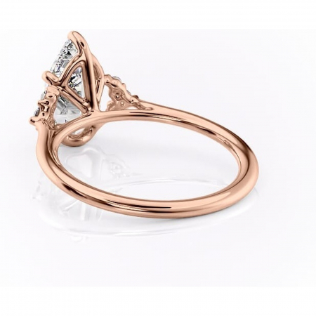 Inel de logodnă Rowena din aur Rose 18kt cu moissanite tăietură pară – Montură cu trei pietre rafinată pentru profil înalt | Personalizează și configurează gratuit online [3]