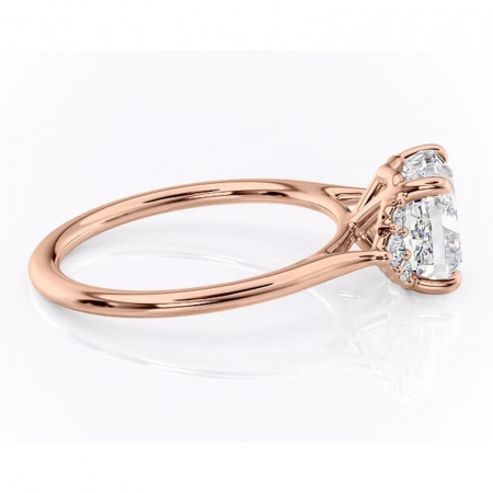 Inel de logodnă Rowena din aur Rose 18kt cu moissanite tăietură pernă – Montură cu trei pietre rafinată pentru profil înalt | Personalizează și configurează gratuit online [1]