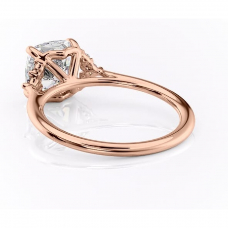 Inel de logodnă Rowena din aur Rose 18kt cu moissanite tăietură pernă – Montură cu trei pietre rafinată pentru profil înalt | Personalizează și configurează gratuit online [3]