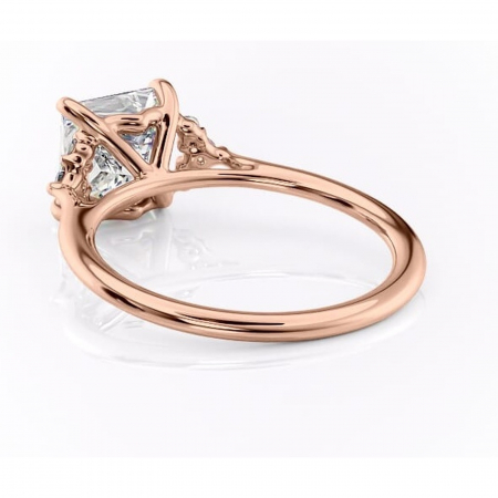 Inel de logodnă Rowena din aur Rose 18kt cu moissanite tăietură princess – Montură cu trei pietre rafinată pentru profil înalt | Personalizează și configurează gratuit online [3]