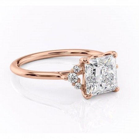Princess - Inel de logodnă Rowena din aur Rose 18kt cu moissanite tăietură princess – Montură cu trei pietre rafinată pentru profil înalt | Personalizează și configurează gratuit online