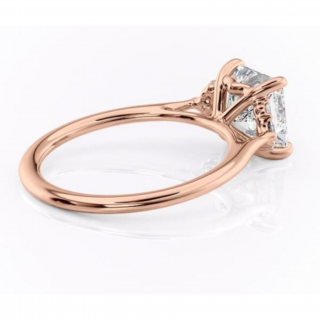 Inel de logodnă Rowena din aur Rose 18kt cu moissanite tăietură princess – Montură cu trei pietre rafinată pentru profil înalt | Personalizează și configurează gratuit online [2]