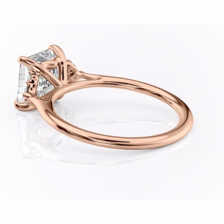 Inel de logodnă Rowena din aur Rose 18kt cu moissanite tăietură princess – Montură cu trei pietre rafinată pentru profil înalt | Personalizează și configurează gratuit online [4]