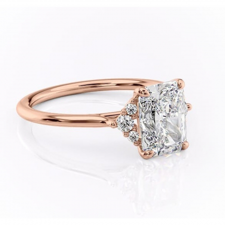 Radiantă - Inel de logodnă Rowena din aur Rose 18kt cu moissanite tăietură radiantă – Montură cu trei pietre rafinată pentru profil înalt | Personalizează și configurează gratuit online