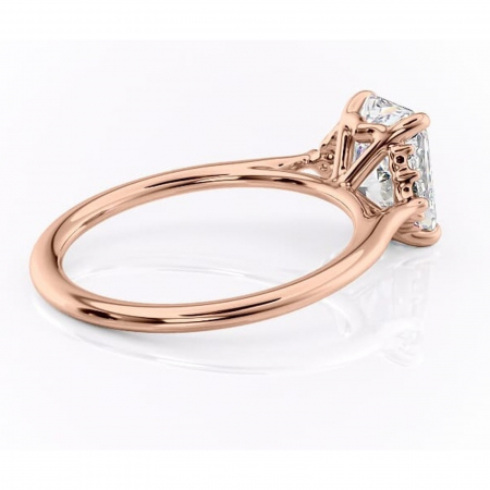 Inel de logodnă Rowena din aur Rose 14kt cu moissanite tăietură radiantă – Montură cu trei pietre rafinată pentru profil înalt | Personalizează și configurează gratuit online [2]