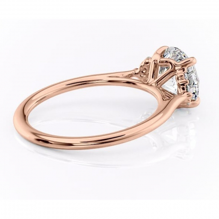 Inel de logodnă Rowena din aur Rose 14kt cu moissanite tăietură rotundă – Montură cu trei pietre rafinată pentru profil înalt | Personalizează și configurează gratuit online [2]