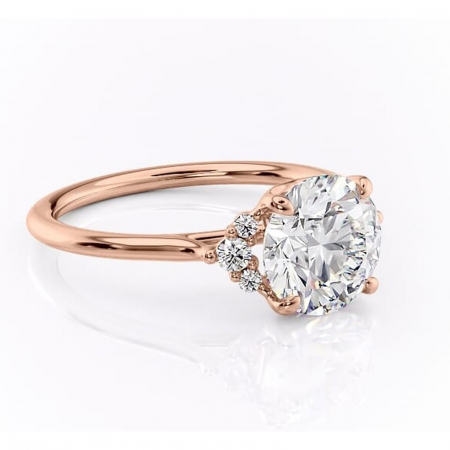 Aur roz - Inel de logodnă Rowena din aur Rose 14kt cu moissanite tăietură rotundă – Montură cu trei pietre rafinată pentru profil înalt | Personalizează și configurează gratuit online