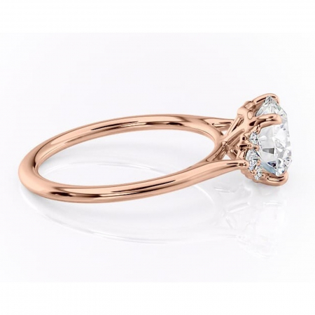 Inel de logodnă Rowena din aur Rose 14kt cu moissanite tăietură rotundă – Montură cu trei pietre rafinată pentru profil înalt | Personalizează și configurează gratuit online [1]