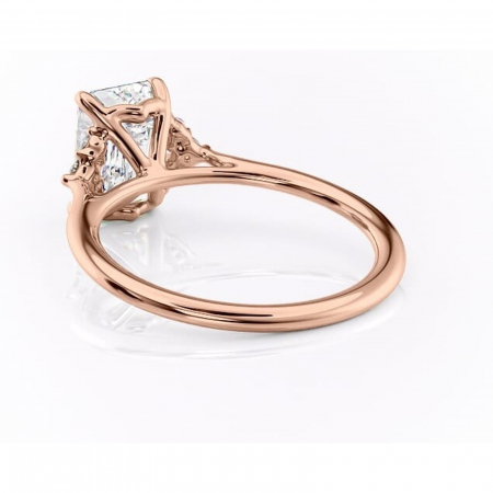 Inel de logodnă Rowena din aur Rose 14kt cu moissanite tăietură smarald – Montură cu trei pietre rafinată pentru profil înalt | Personalizează și configurează gratuit online [3]