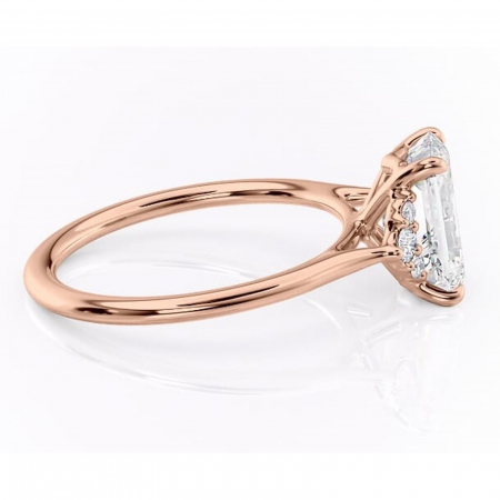 Inel de logodnă Rowena din aur Rose 14kt cu moissanite tăietură smarald – Montură cu trei pietre rafinată pentru profil înalt | Personalizează și configurează gratuit online [1]