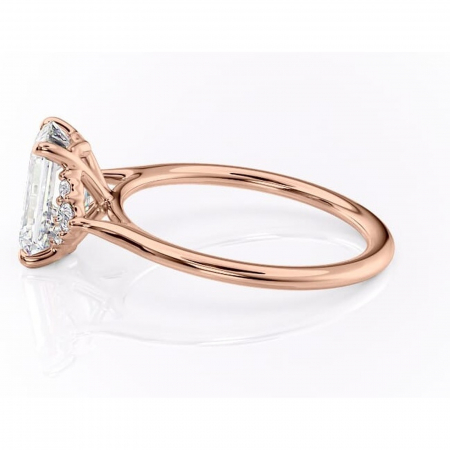 Inel de logodnă Rowena din aur Rose 14kt cu moissanite tăietură smarald – Montură cu trei pietre rafinată pentru profil înalt | Personalizează și configurează gratuit online [5]