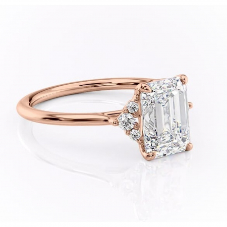 Smarald - Inel de logodnă Rowena din aur Rose 18kt cu moissanite tăietură smarald – Montură cu trei pietre rafinată pentru profil înalt | Personalizează și configurează gratuit online