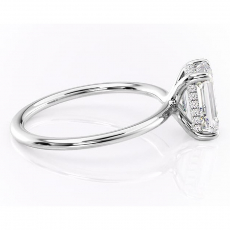 Inel de logodnă Ruby din aur Alb 14kt cu moissanite tăietură smarald – Solitar rafinată pentru profil înalt | Personalizează și configurează gratuit online [1]