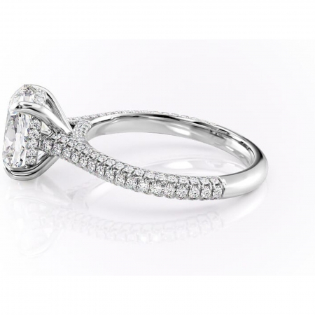 Inel de logodnă Seraphina din aur Alb 14kt cu moissanite tăietură ovală – Montură pavé rafinată pentru profil înalt | Personalizează și configurează gratuit online [5]