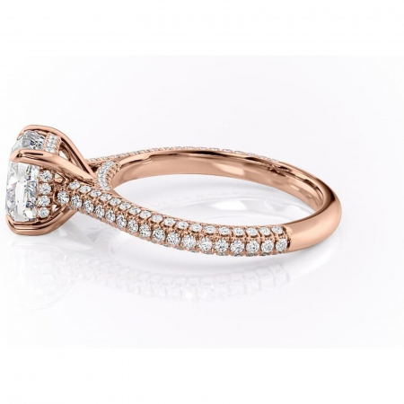 Inel de logodnă Seraphina din aur Rose 18kt cu moissanite tăietură pernă – Montură pavé rafinată pentru profil înalt | Personalizează și configurează gratuit online [5]