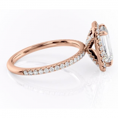 Inel de logodnă Serelith din aur Rose 14kt cu moissanite tăietură smarald – Halo rafinată pentru profil înalt | Personalizează și configurează gratuit online [1]