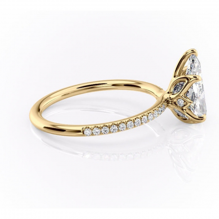 Inel de logodnă Seren din aur Galben 14kt cu moissanite tăietură pară – Montură pavé rafinată pentru profil înalt | Personalizează și configurează gratuit online [1]