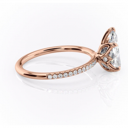 Inel de logodnă Seren din aur Rose 14kt cu moissanite tăietură pară – Montură pavé rafinată pentru profil înalt | Personalizează și configurează gratuit online [1]
